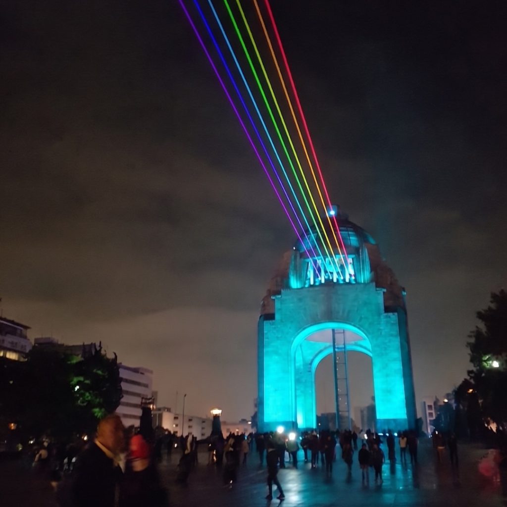 El Global Rainbow traza un arcoíris de luz de Revolución al Zócalo
