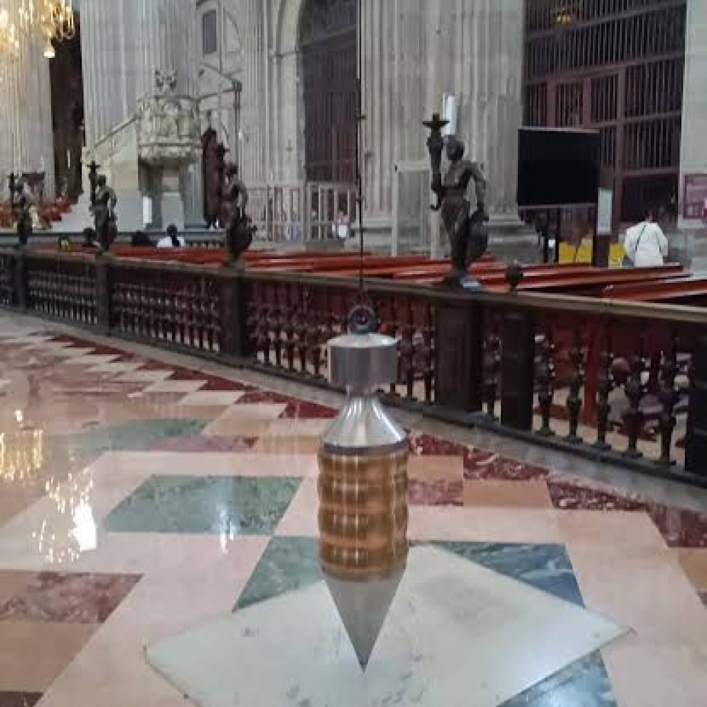 La plomada que vigila los movimientos de la Catedral Metropolitana